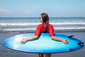 sexy vrouw surfer met shortboard Aan de strand foto