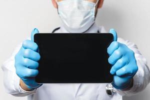 dokter Holding tablet pc met leeg ruimte foto