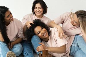 multicultureel verscheidenheid en vriendschap. groep van verschillend etniciteit Dames. foto