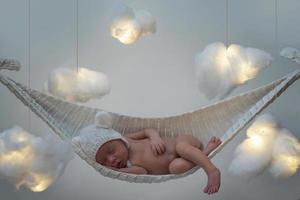 schattig weinig baby slapen in de hangmat foto