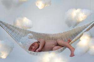 schattig weinig baby slapen in de hangmat foto