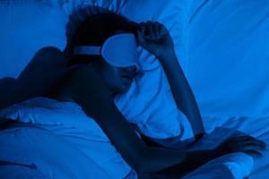 vrouw slapen met een slaap masker Aan haar ogen foto