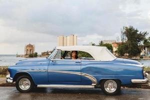 mooi vrouw het rijden een retro converteerbaar auto foto