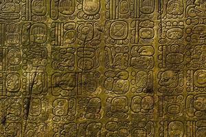 oude Maya script gesneden Aan de steen muur foto