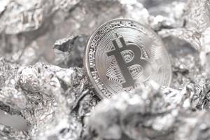 dichtbij omhoog van bitcoin Aan de folie oppervlakte foto