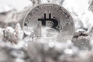 dichtbij omhoog van bitcoin Aan de folie oppervlakte foto