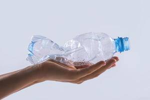 vrouw hand- met een gebruikt plastic fles foto