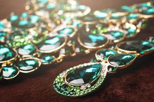 luxe ketting en oorbellen met groen edelstenen foto