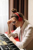 vrouw componist heeft creatief burn-out gedurende een muziek- schrijven foto