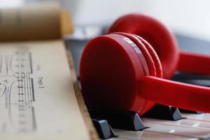 vel muziek- en rood hoofdtelefoons Aan de piano sleutels foto