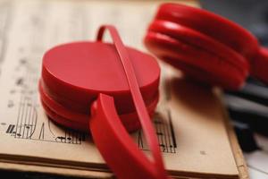 vel muziek- en rood hoofdtelefoons Aan de piano sleutels foto