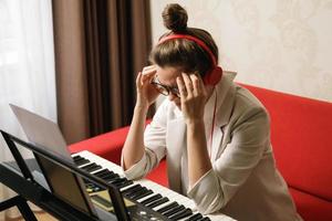 vrouw componist heeft creatief burn-out gedurende een muziek- schrijven foto