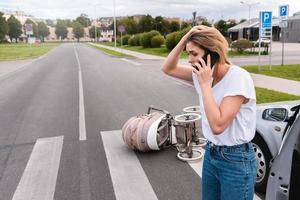 geschokt bestuurder maakt een noodgeval telefoontje na een auto ongeluk met baby kinderwagen Aan de zebrapad foto