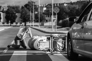 geschokt moeder Aan de zebrapad na een auto ongeluk wanneer een voertuig hits haar baby kinderwagen. foto