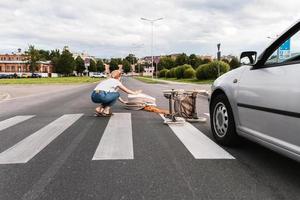 geschokt moeder Aan de zebrapad na auto ongeluk wanneer voertuig hits haar baby kinderwagen foto