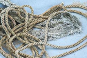 detailopname van spoel van nautische touw Aan visvangst boot romp. foto