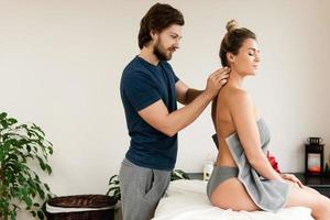 professioneel masseur gebruik makend van acupressuur technieken voor van de klant nek massage foto