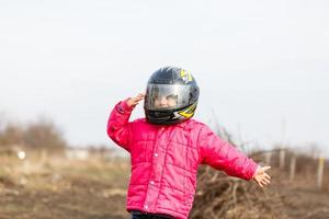 weinig meisje in een motorfiets helm. foto