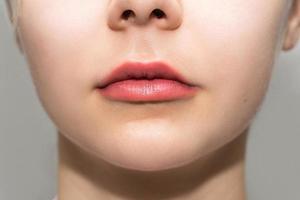 vrouw lippen na blijvend bedenken lip blozen procedure foto