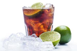 glas van verkoudheid Cuba libre highball cocktails of cokes met ijs kubussen foto