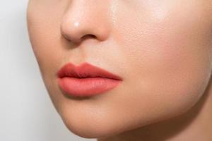 vrouw lippen na blijvend bedenken lip blozen procedure foto