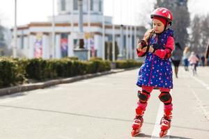 jong gelukkig schaatser proberen spannend buitenshuis werkzaamheid. foto