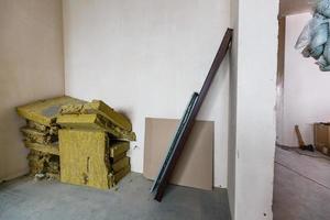 materiaal voor reparaties in een appartement is onder bouw, verbouwing, wederopbouw en vernieuwing. maken muren van gips gipsplaat of gipsplaat. foto