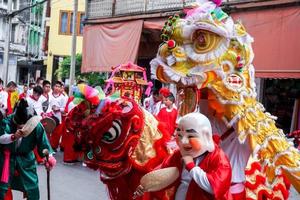 12 december 2018 detailopname Chinese leeuw danser en de oud Mens prestatie in Chinese respect de goden viering van lampang stad voordat de Chinese nieuw jaar Aan De volgende jaar. foto