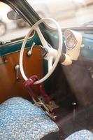 retro auto met een mooi ontwerp, de stuurinrichting wiel is Gesloten met een oud slot Aan een ketting. foto