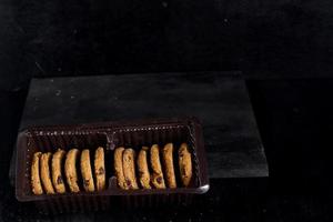 chocola spaander koekjes Aan zwart achtergrond foto
