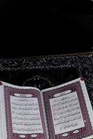 al-koran welke is bovenstaand de gebed tapijt met een zwart achtergrond foto