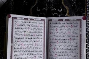 al-koran welke is bovenstaand de gebed tapijt met een zwart achtergrond foto