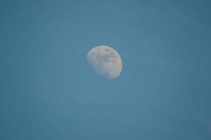 maan en blauw lucht foto