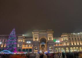 Italië 2022 verlichte Kerstmis boom Bij de Ingang naar de vittorio emanuele galerij in Milaan foto