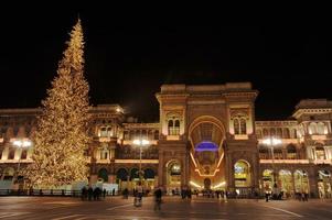 Milaan met verlichte Kerstmis boom foto