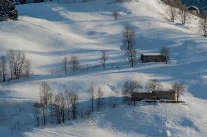 verlaten dorp omringd door sneeuw foto