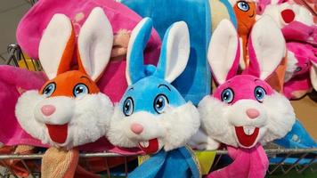 nieuw jaar en Pasen ontwerp van kleurrijk pluizig hand- handdoeken met konijnen foto