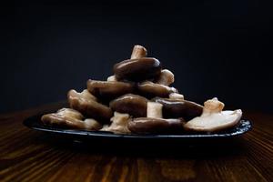 een bord van gepekeld champignons . gezond dorp voedsel . gepekeld zwart melk paddestoel . foto