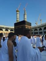 mekka, saudi Arabië, dec 2022 - pelgrims van allemaal over- de wereld zijn het uitvoeren van tawaf in masjid al haram in mekka. foto