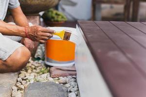 hand- schilderij buiten muur met wit kleur. foto