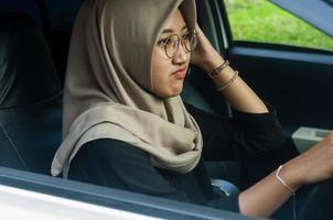 mooi Aziatisch vrouw gevoel weinig beetje verward omdat de verkeer jam raken zo moeilijk, voorbeeld van concept foto