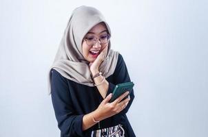 uitdrukking van glimlachen mooi Aziatisch vrouw tintje haar wang en richten naar smartphone foto