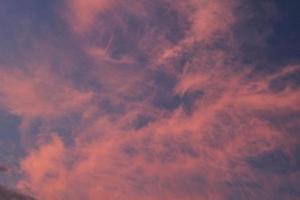 kleurrijk bewolkt schemering mooi lucht stadsgezicht zonsondergang en ochtend- zonsopkomst. dramatisch avond nacht vroeg ochtend- visie. panoramisch natuur achtergrond concept. kopiëren ruimte voor tekst. wereld milieu dag foto