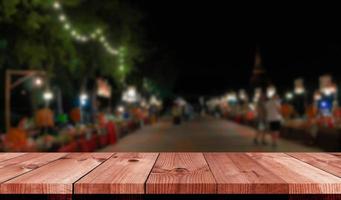 perspectief houten bord over- nacht markt foto