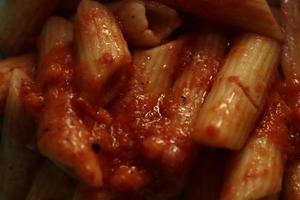 smakelijk gemakkelijk pasta deel met olijf- olie en tomaten souce foto