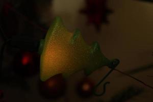 Kerstmis schitteren wereldbol gevonden in een natuurlijk Spar boom in de vorm van een boom foto