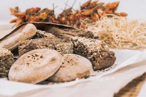 eigengemaakt brood met zaden Aan de tafel foto