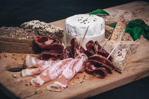 een bord van verkoudheid bezuinigingen met eigengemaakt integraal brood en blauw kaas foto