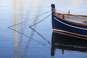 verankerd boot Aan de water foto