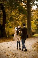 jong paar hebben pret in de herfst park foto